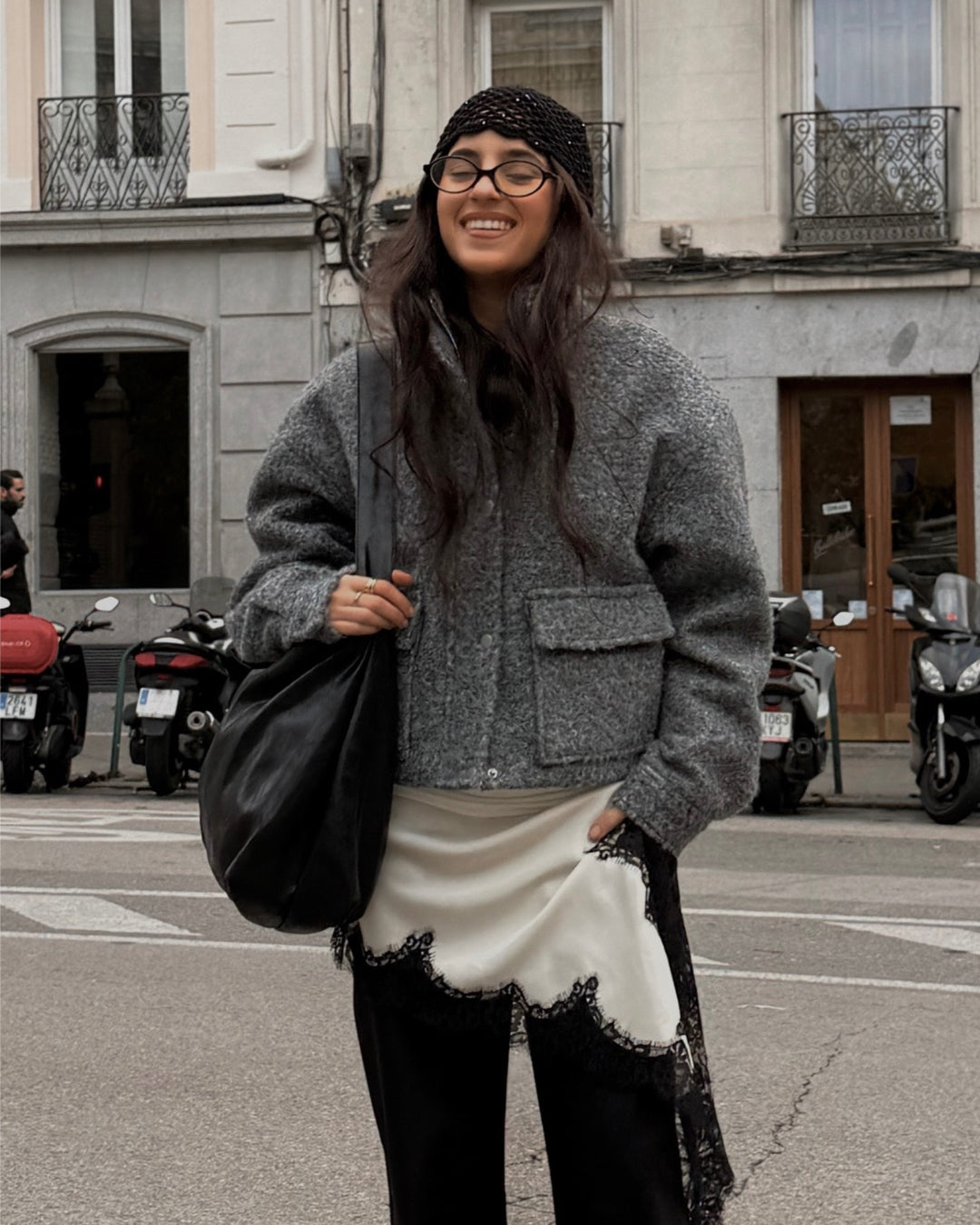 Modelfoto af pige med grå ASTRID jakke. Fra BySofieSønderby