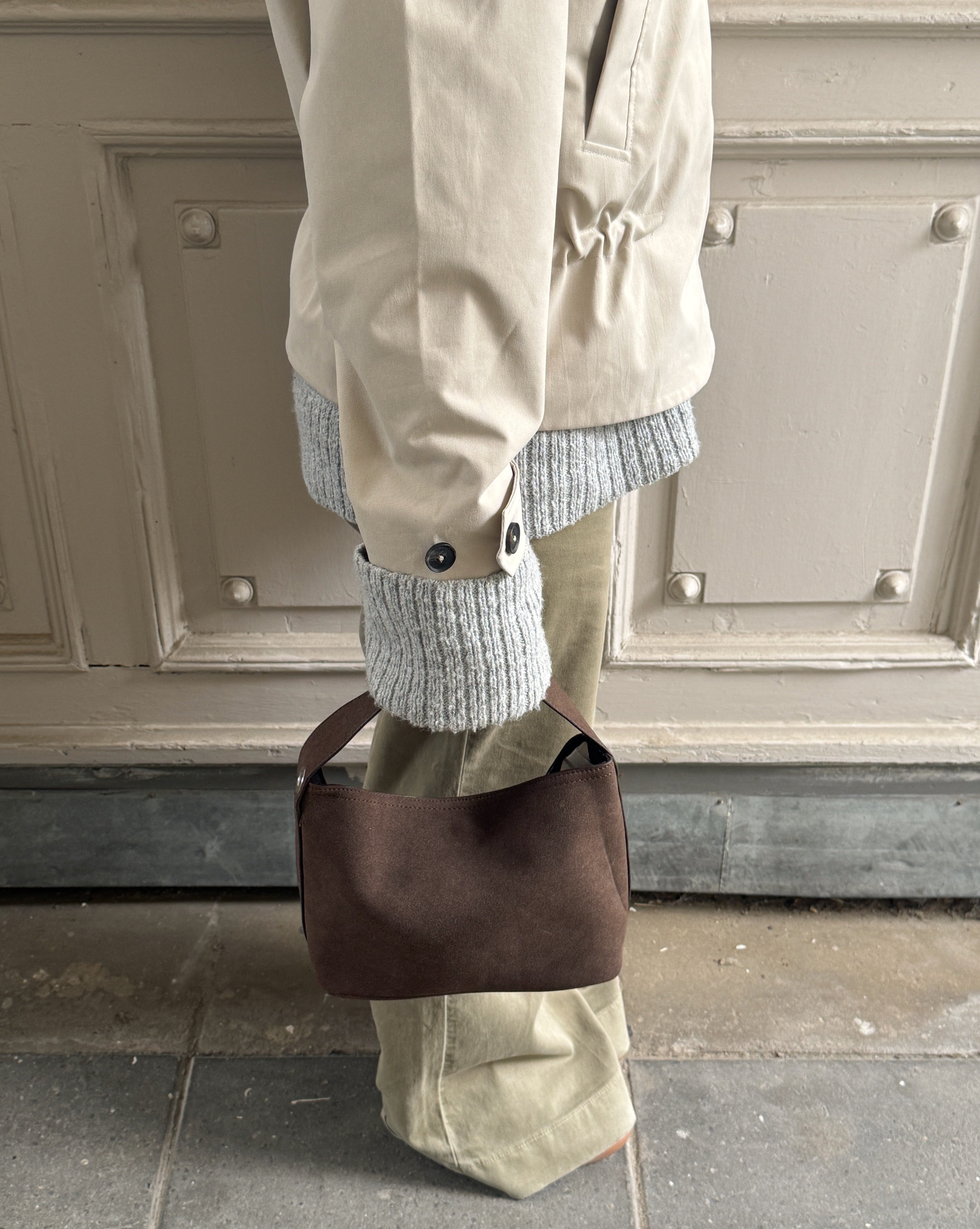 Stemningsbillede af brun ATHENA taske, lille. Fra BySofieSønderby