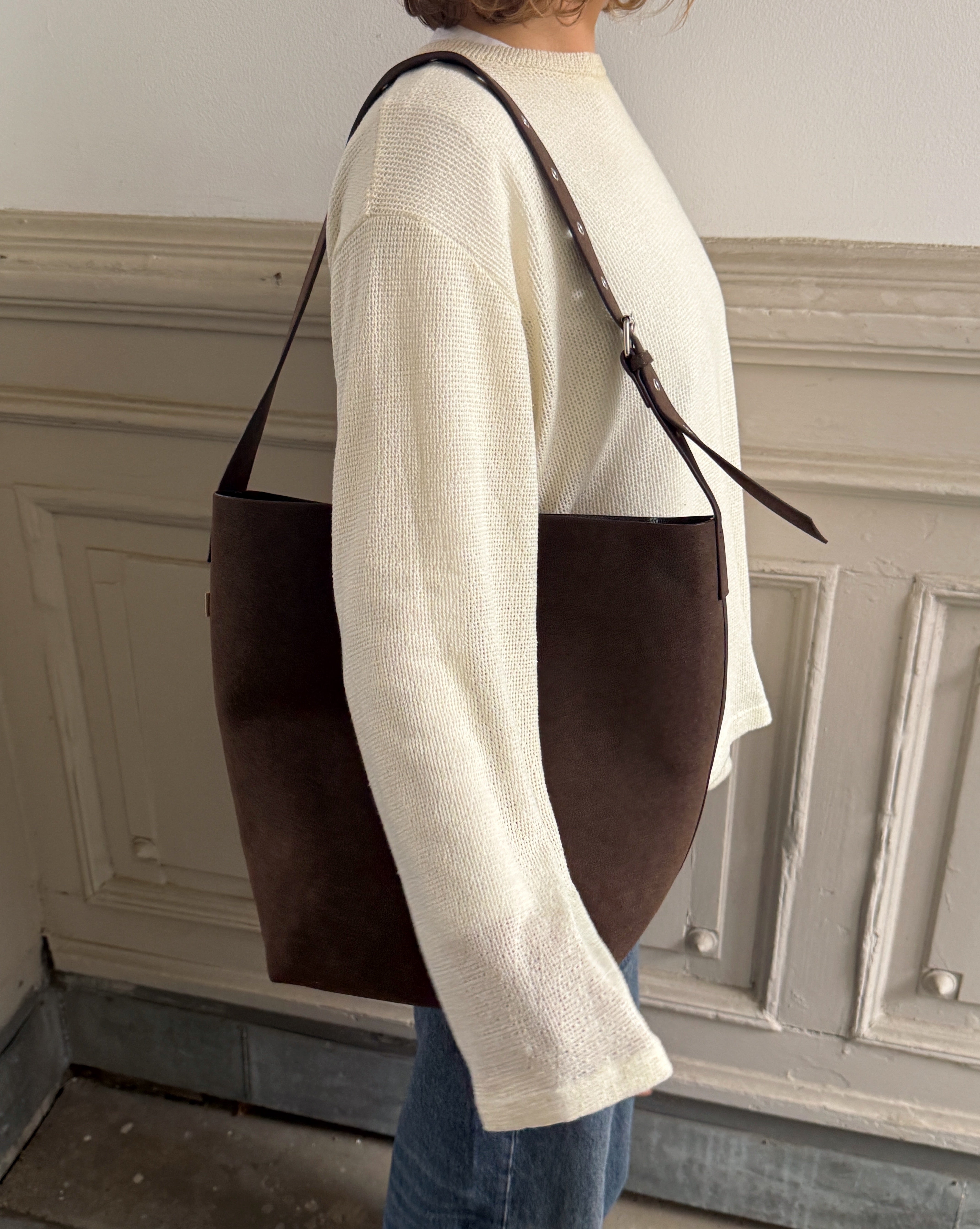 Stemningsbillede af brun ATHENA taske, stor. Fra BySofieSønderby