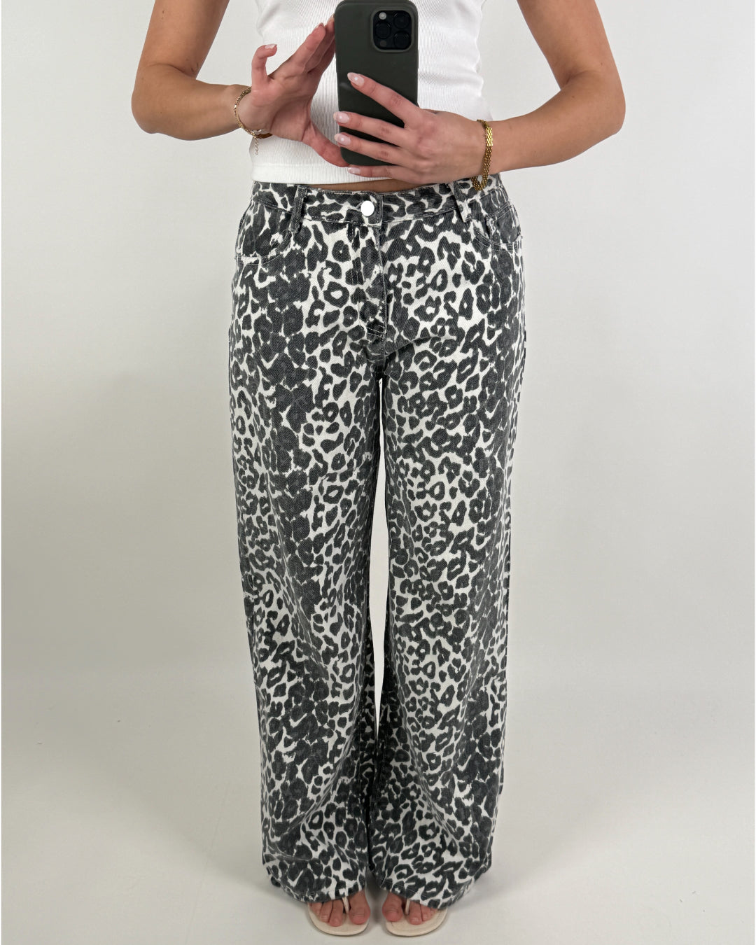 Modelbillede af AUGUSTA jeans med leopard print. Set forfra. Fra BySofieSønderby