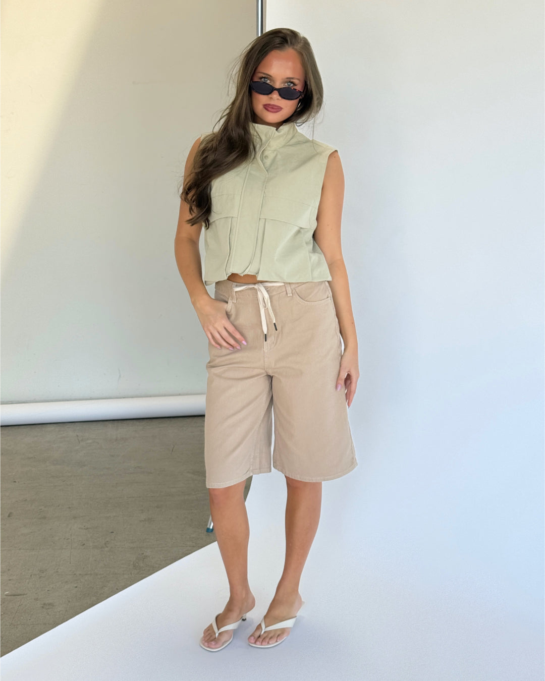Modelbillede af sand farvet AVERY jorts. Set forfra. Fra BySofieSønderby