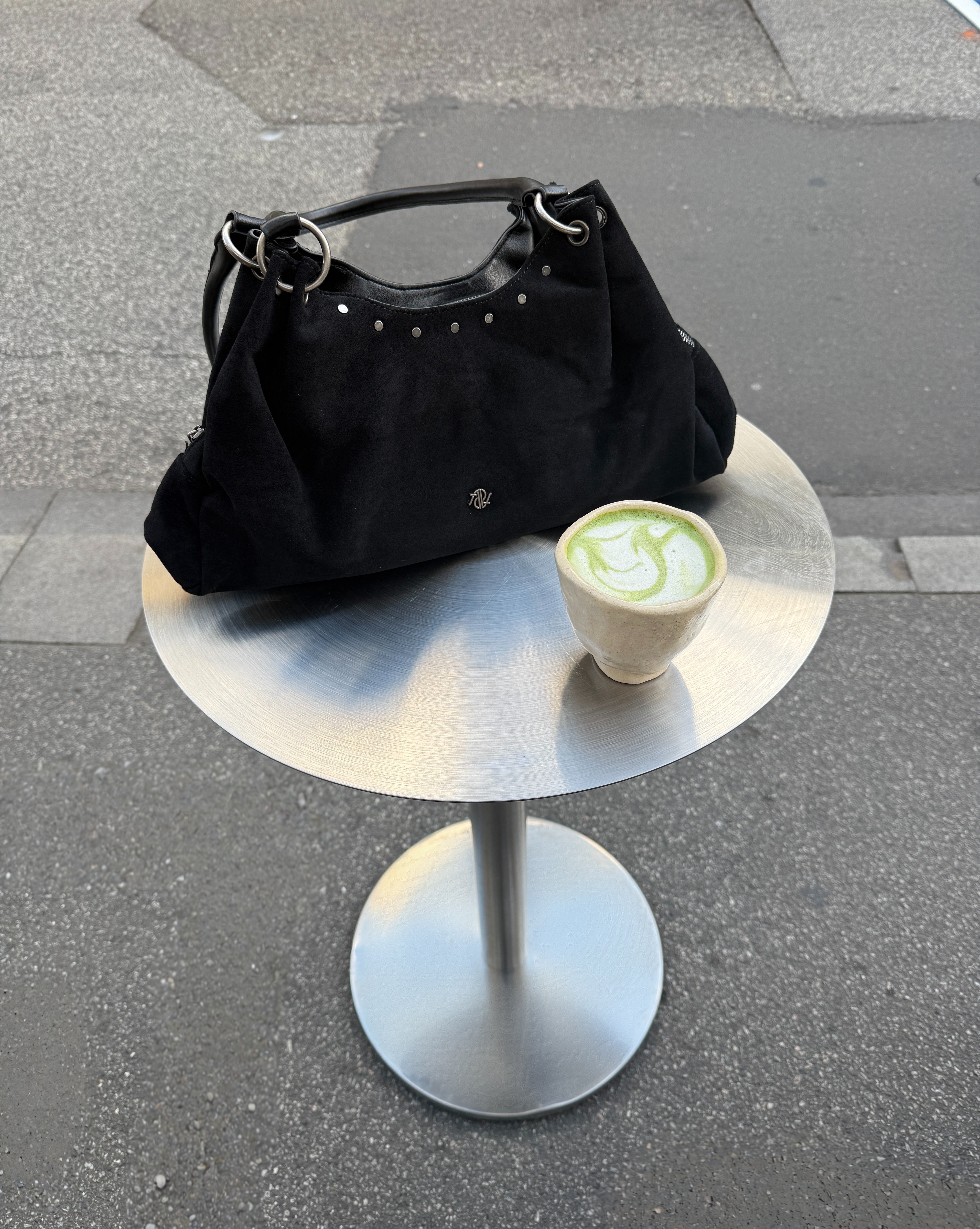 Produktbillede af sort AYLANI taske på bord. Fra BySofieSønderby.