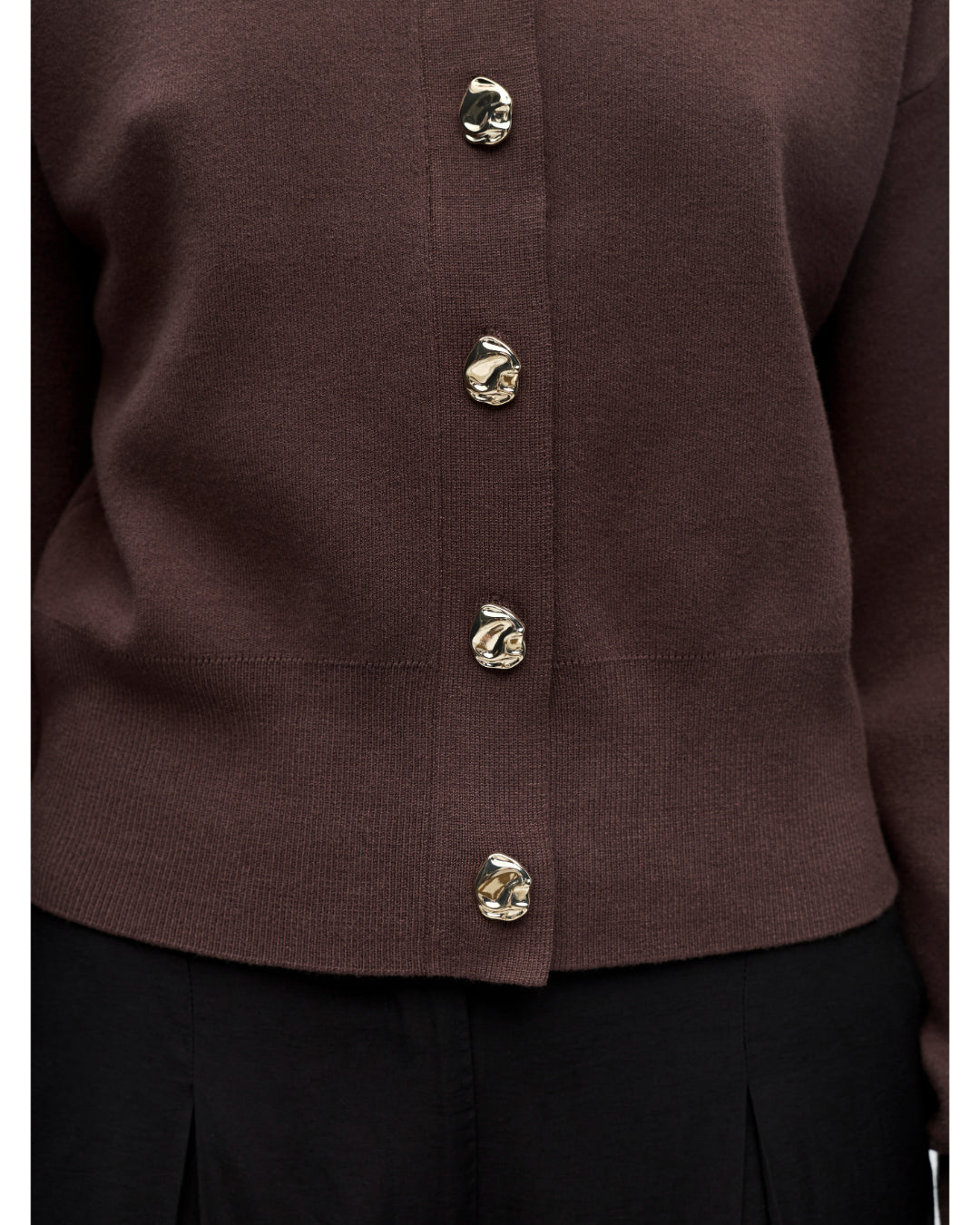 Detaljebillede af brun BALIA strik cardigan. Set forfra. Fra BySofieSønderby