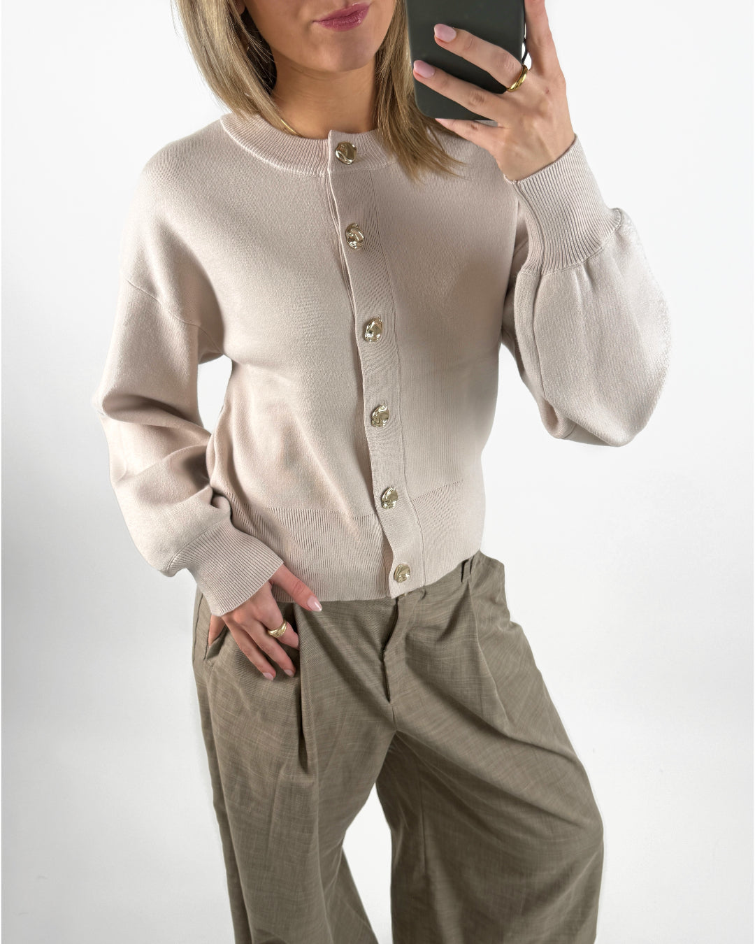 Modelbillede af beige BALIA strik cardigan. Set forfra. Fra BySofieSønderby