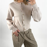 Modelbillede af beige BALIA strik cardigan. Set forfra. Fra BySofieSønderby