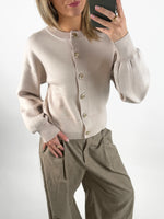 Modelbillede af beige BALIA strik cardigan. Set forfra. Fra BySofieSønderby
