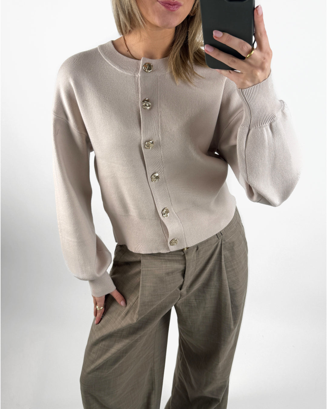 Modelbillede af beige BALIA strik cardigan. Set forfra. Fra BySofieSønderby