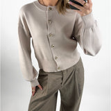 Modelbillede af beige BALIA strik cardigan. Set forfra. Fra BySofieSønderby