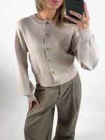 Modelbillede af beige BALIA strik cardigan. Set forfra. Fra BySofieSønderby