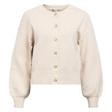 Detaljebillede af creme farvet BALIA strik cardigan. Set forfra. Fra BySofieSønderby