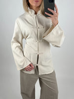 Modelbillede af beige BERKLEY bluse med knude detaljer. Set forfra. Fra BySofieSønderby