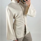 Modelbillede af beige BERKLEY bluse med knude detaljer. Set forfra. Fra BySofieSønderby
