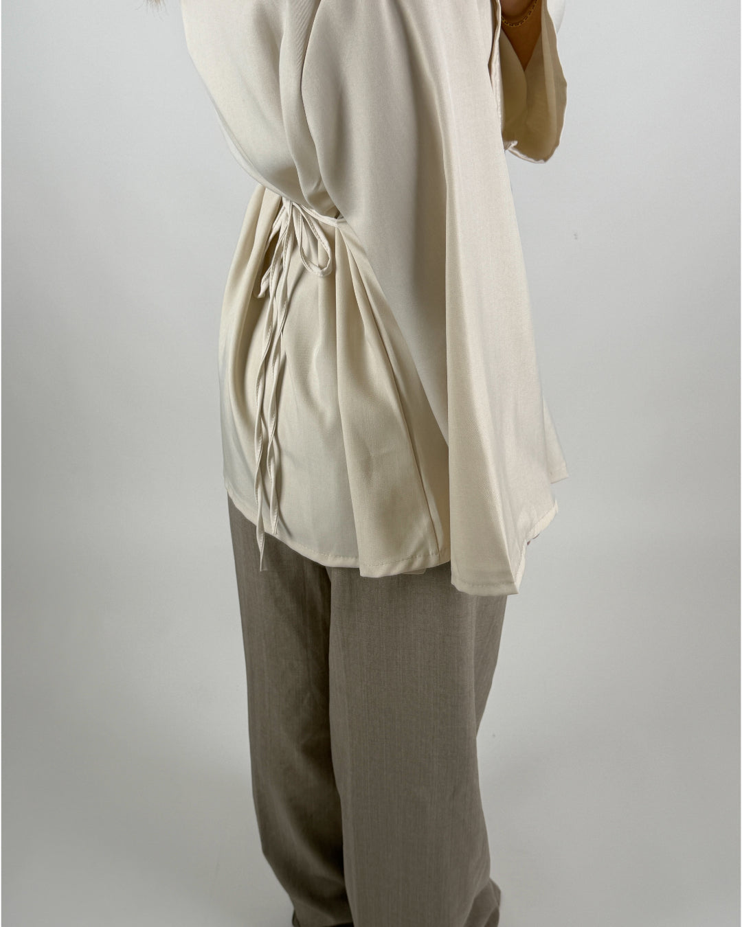 Modelbillede af beige BERKLEY bluse med knude detaljer. Set bagfra. Fra BySofieSønderby
