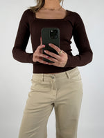 Modelbillede af brun BERTHA bluse. Set forfra. Fra BySofieSønderby