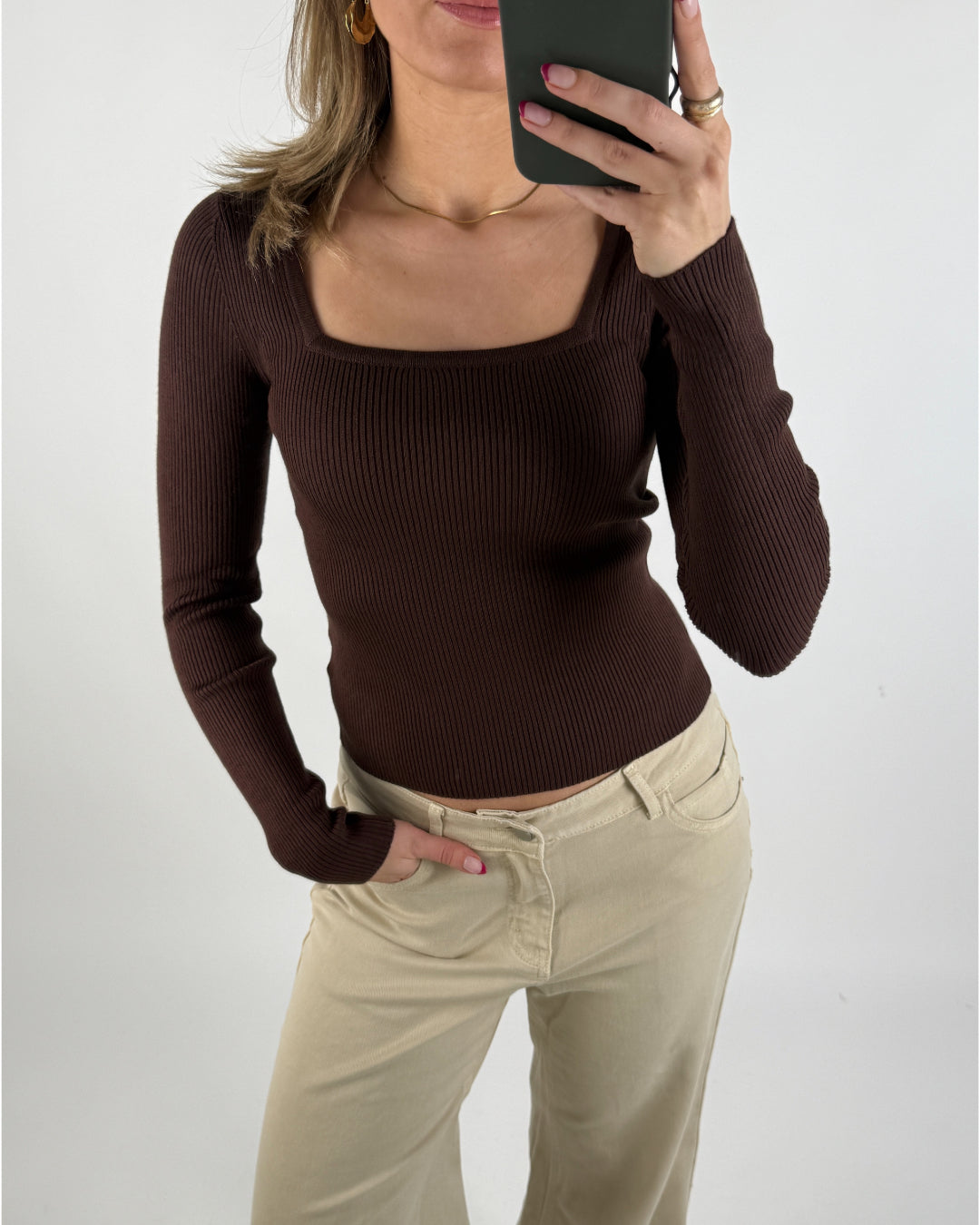 Modelbillede af brun BERTHA bluse. Set forfra. Fra BySofieSønderby