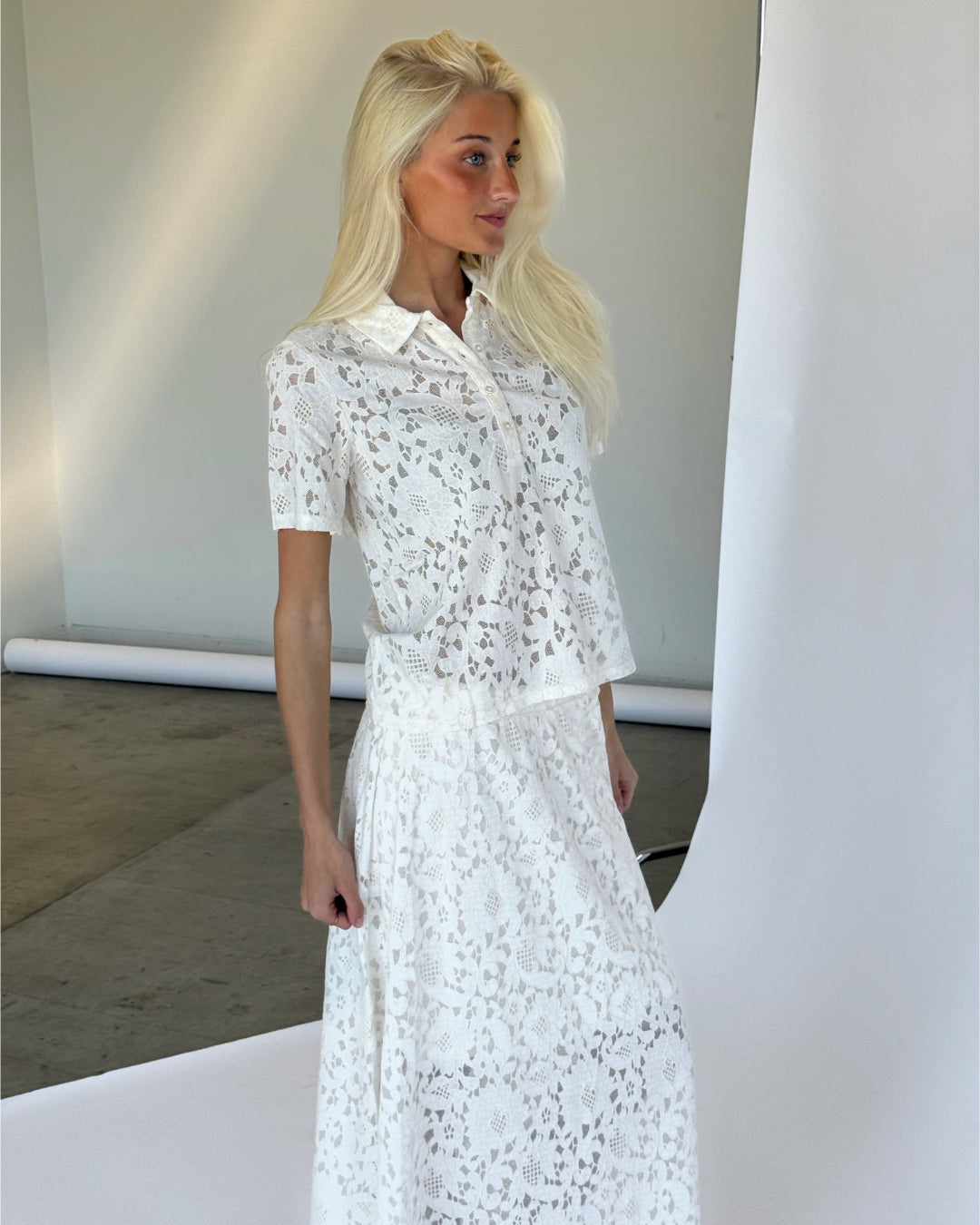 Modelbillede af hvid BIANCA bluse. Set forfra. Fra BySofieSønderby