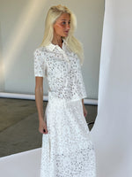 Modelbillede af hvid BIANCA bluse. Set forfra. Fra BySofieSønderby