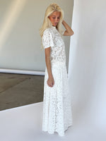 Modelbillede af hvid BIANCA bluse. Set forfra. Fra BySofieSønderby
