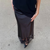 Modelfoto af pige i sort BILLIE nederdel, samt sort t-shirt. Alt er fra BySofieSønderby.