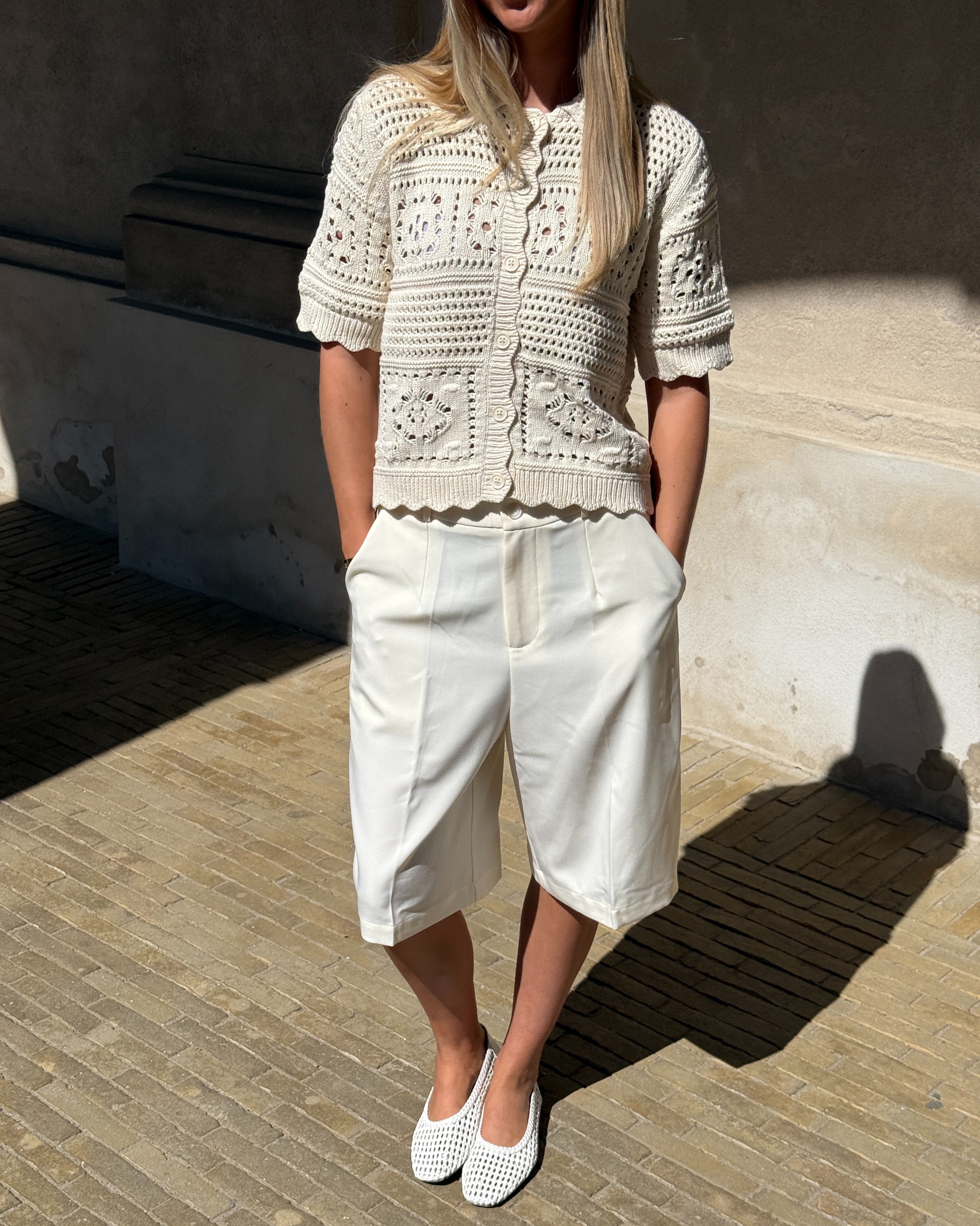 Modelbillede af BINDI kortærmet strik cardigan, creme. Fra BySofieSønderby