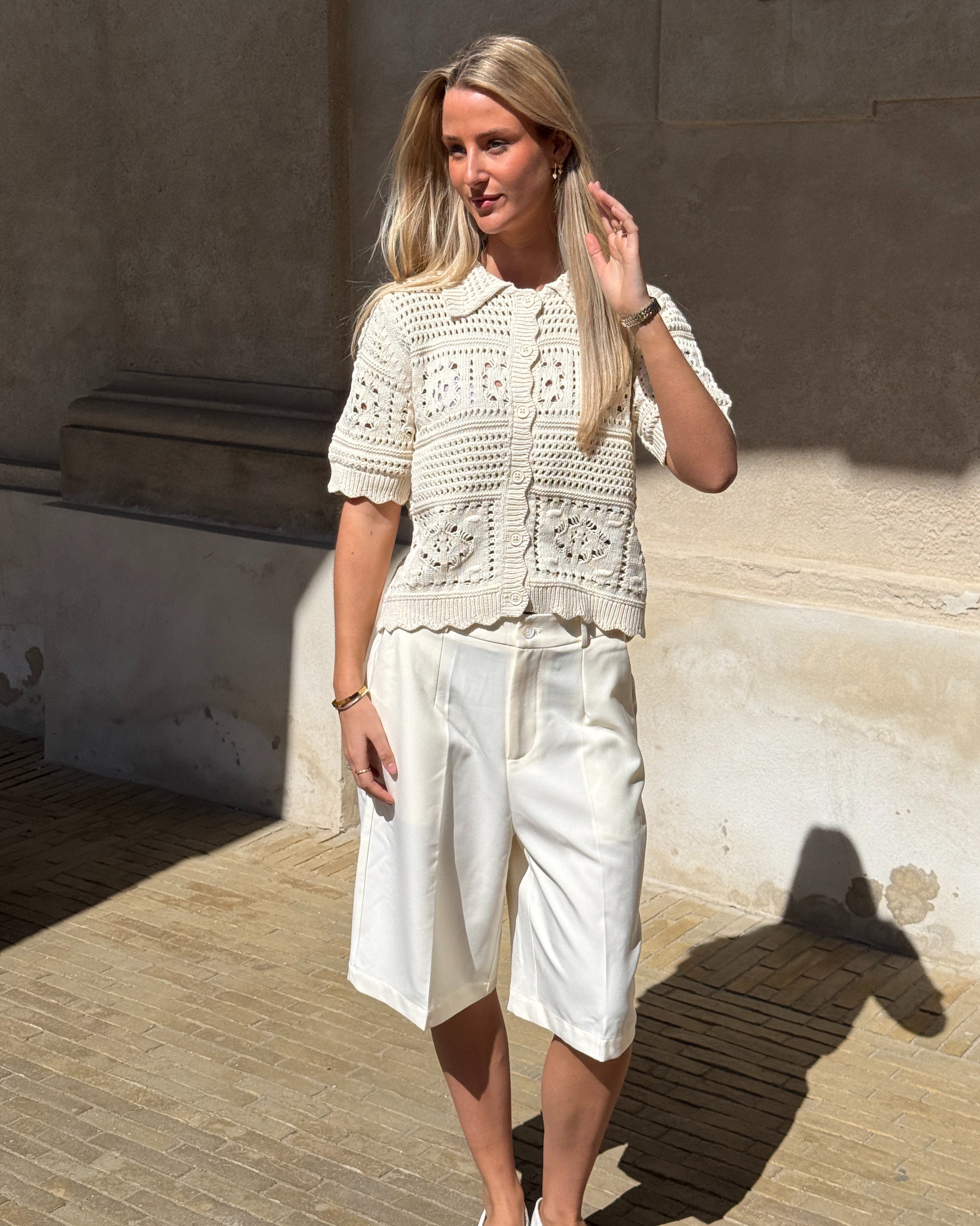 Modelbillede af BINDI kortærmet strik cardigan, creme. Fra BySofieSønderby