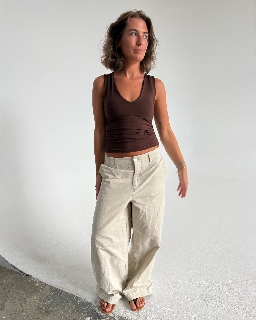 Modelfoto af pige der bærer Blakely top i brun, samt beige Yale bukser. Alt fra BySofieSønderby
