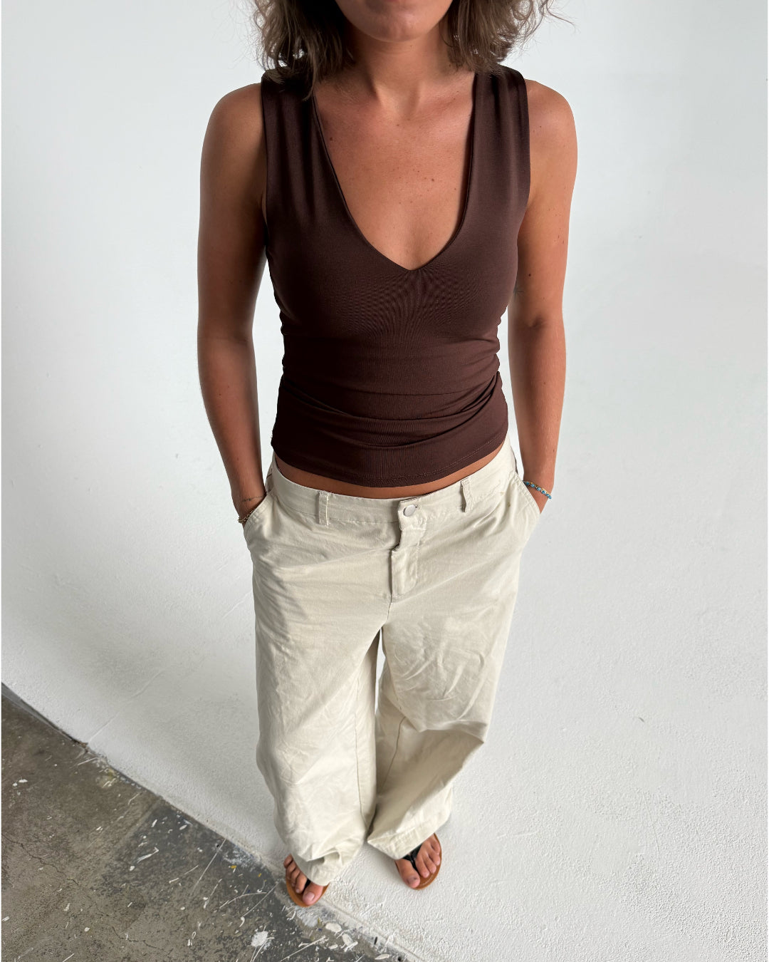 Modelfoto af pige der bærer Blakely top i brun, samt beige Yale bukser. Alt fra BySofieSønderby