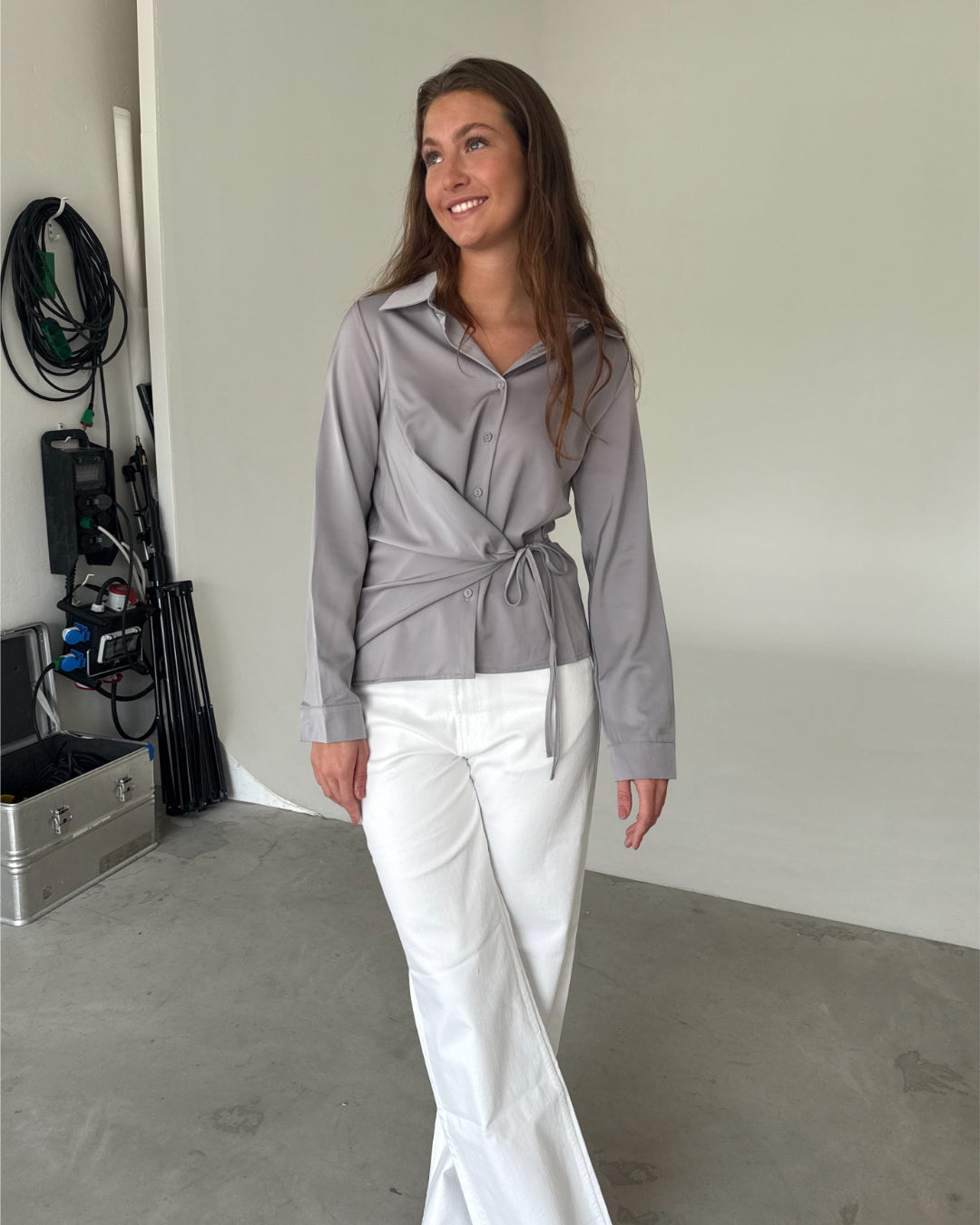 Modelfoto af pige som bærer grå BLAKE skjorte og hvide jeans . Alt er fra BySofieSønderby
