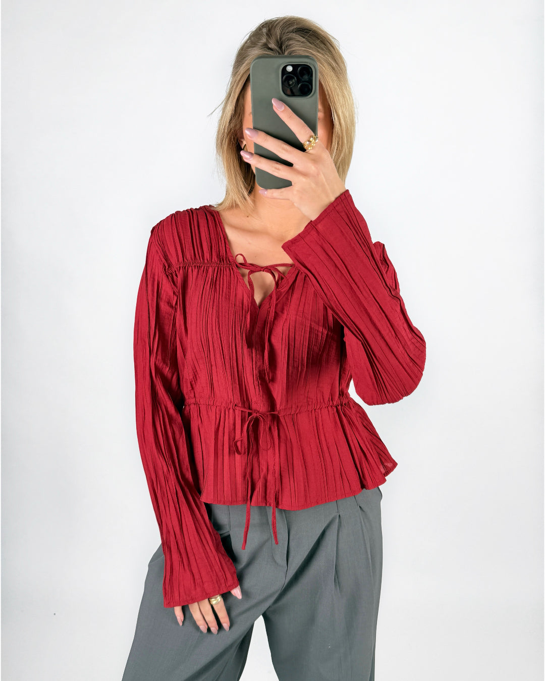 Modelfoto af pige i rød BREA bluse og grå LISA bukser. Alt er fra BySofieSønderby.