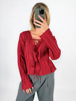 Modelfoto af pige i rød BREA bluse og grå LISA bukser. Alt er fra BySofieSønderby.