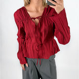 Modelfoto af pige i rød BREA bluse og grå LISA bukser. Alt er fra BySofieSønderby.