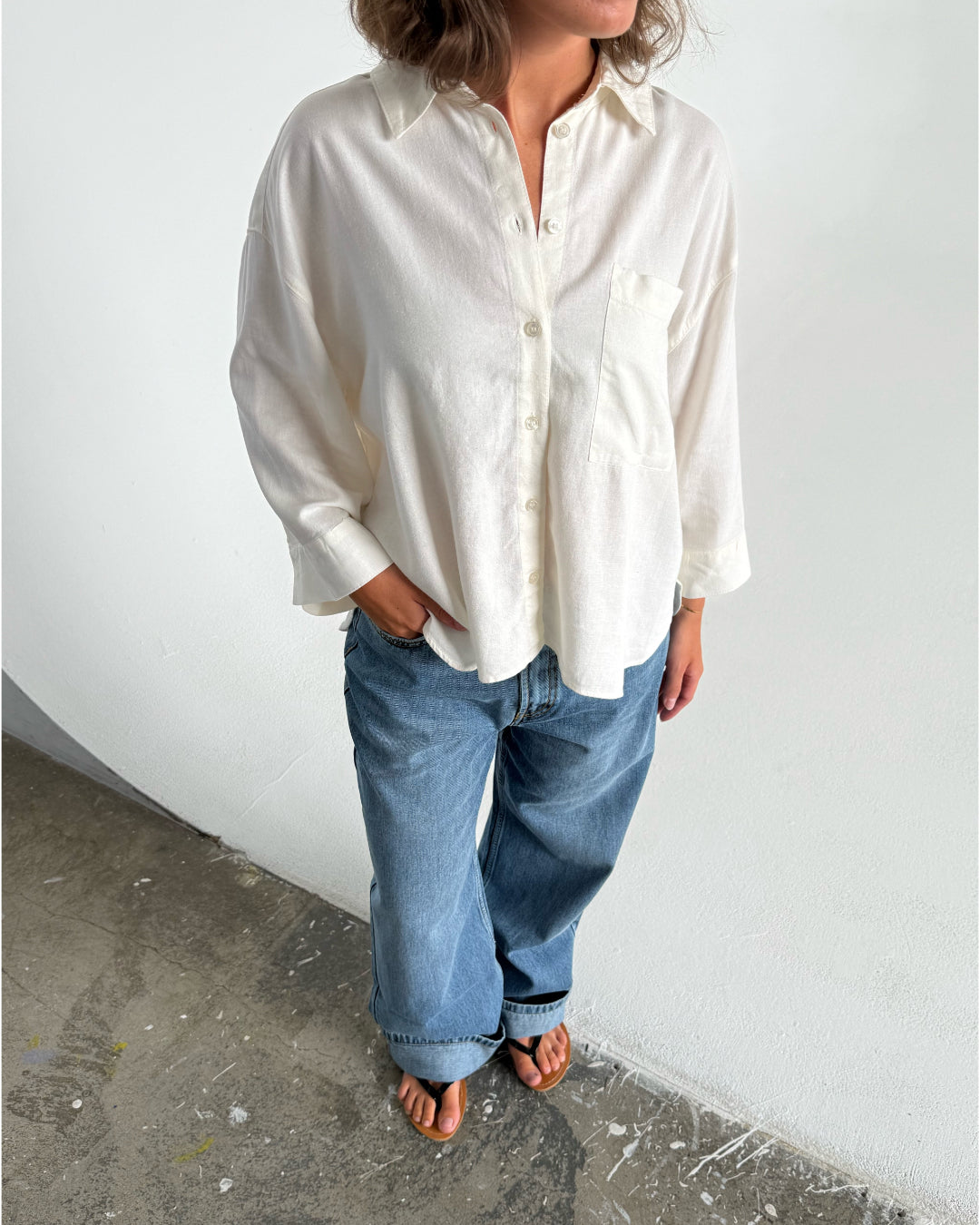 Modelfoto af pige som bærer en Breeze skjorte i hvid, samt et par blå Nanna jeans. Alt fra By Sofie Sønderby