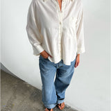 Modelfoto af pige som bærer en Breeze skjorte i hvid, samt et par blå Nanna jeans. Alt fra By Sofie Sønderby