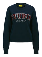 Produktbillede af navy BROOK sweatshirt med påsyet detaljer. Set forfra. BySofieSønderby