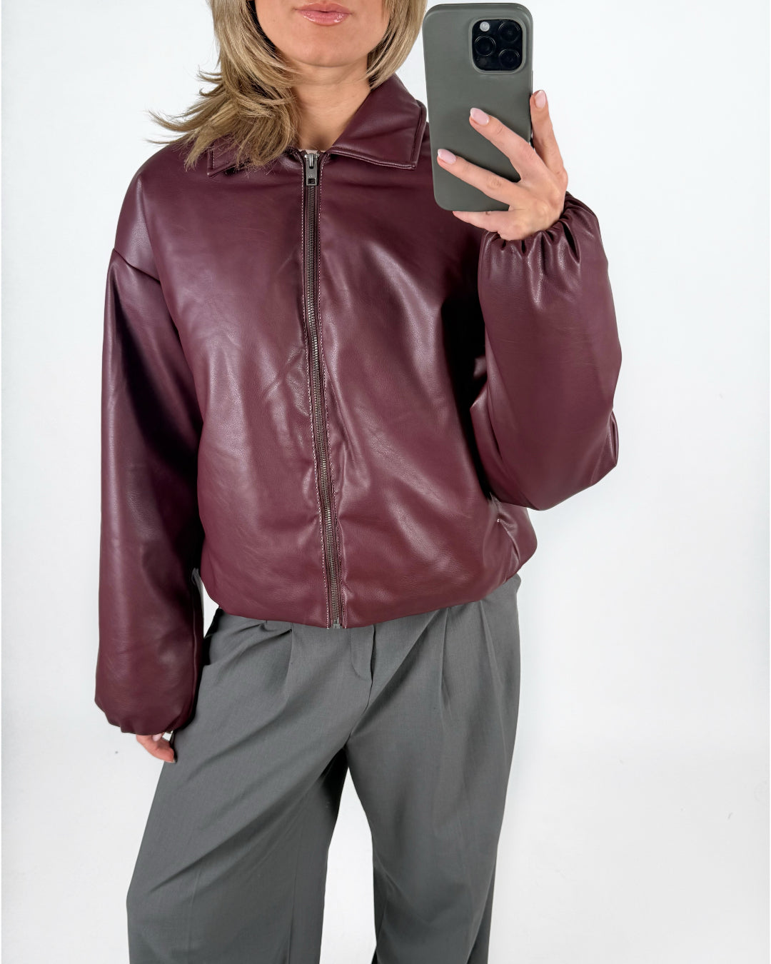 Modelfoto af pige i bordeaux CALA bomber jakke, og grå LISA bukser. Alt er fra BySofieSønderby.