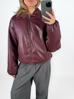 Modelfoto af pige i bordeaux CALA bomber jakke, og grå LISA bukser. Alt er fra BySofieSønderby.