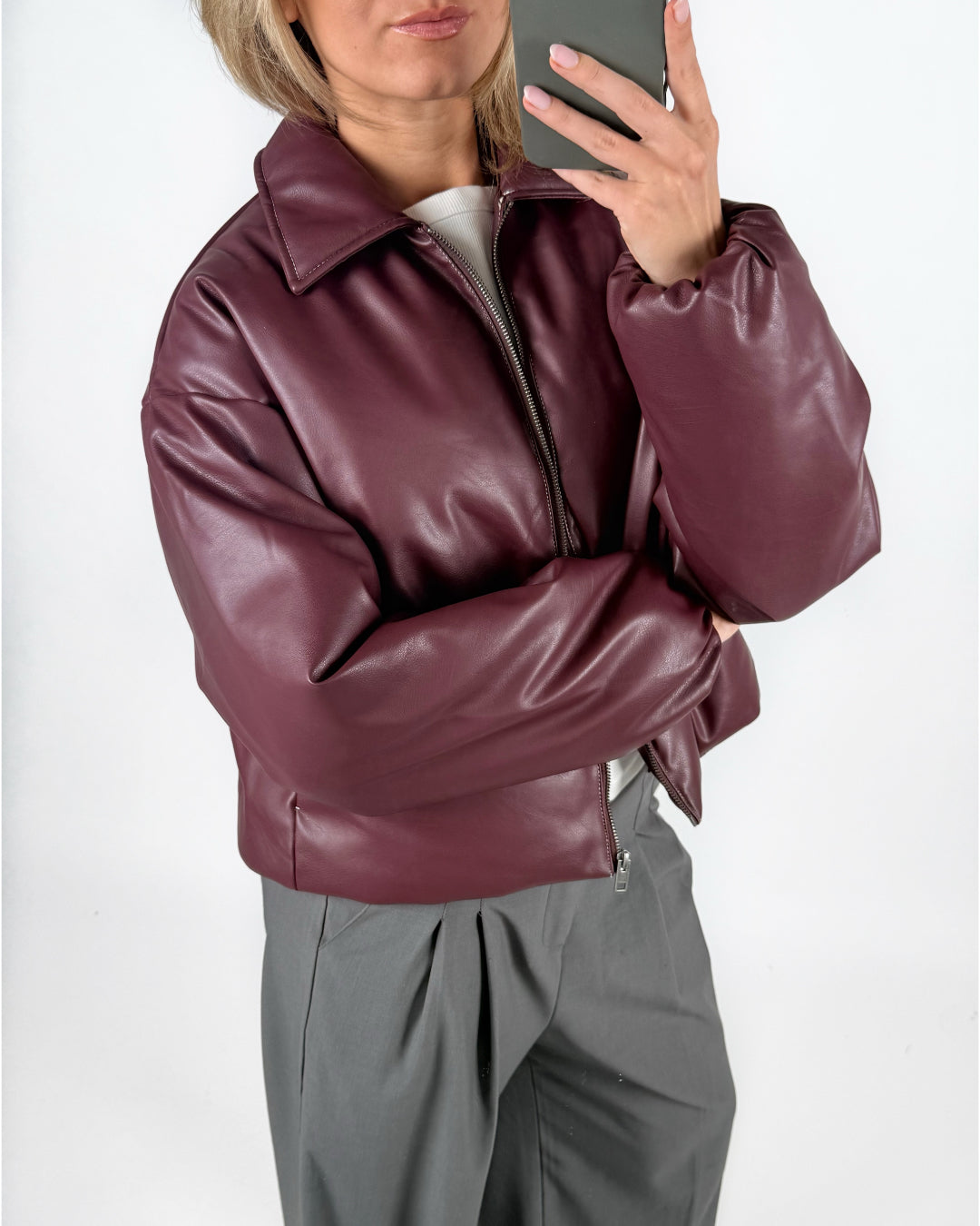 Modelfoto af pige i bordeaux CALA bomber jakke, og grå LISA bukser. Alt er fra BySofieSønderby.