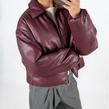 Modelfoto af pige i bordeaux CALA bomber jakke, og grå LISA bukser. Alt er fra BySofieSønderby.