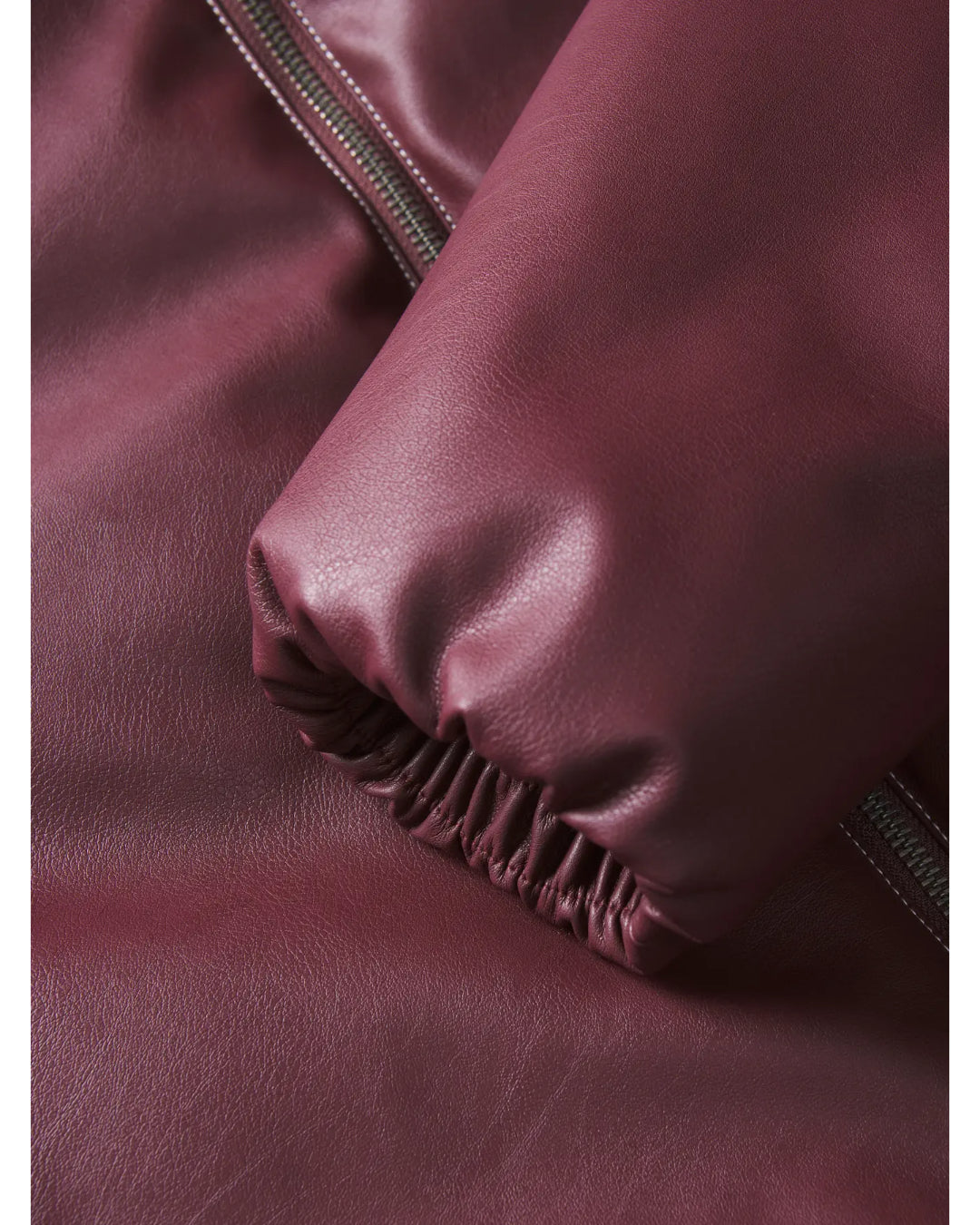 Detaljebillede af bordeaux CALA jakke. Fra BySofieSønderby