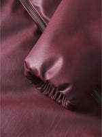 Detaljebillede af bordeaux CALA jakke. Fra BySofieSønderby