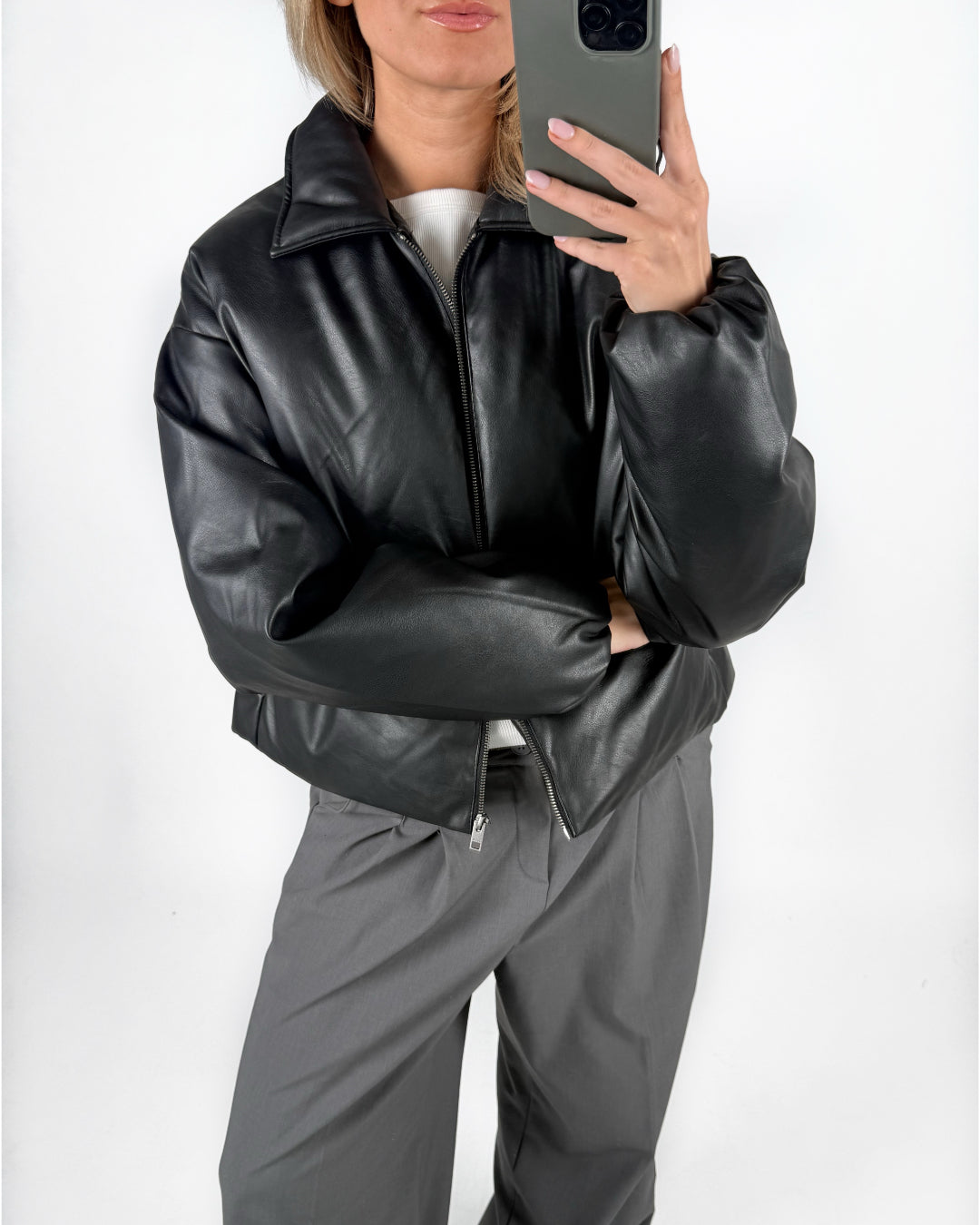 Modelfoto af pige i sort CALA bomber jakke, samt grå LISA bukser. Alt er fra BySofieSønderby.