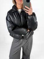 Modelfoto af pige i sort CALA bomber jakke, samt grå LISA bukser. Alt er fra BySofieSønderby.