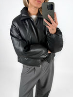 Modelfoto af pige i sort CALA bomber jakke, samt grå LISA bukser. Alt er fra BySofieSønderby.