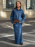 Modelbillede af CANA denim jakke, blå og CANA denim nederdel, blå. Fra BySofieSønderby