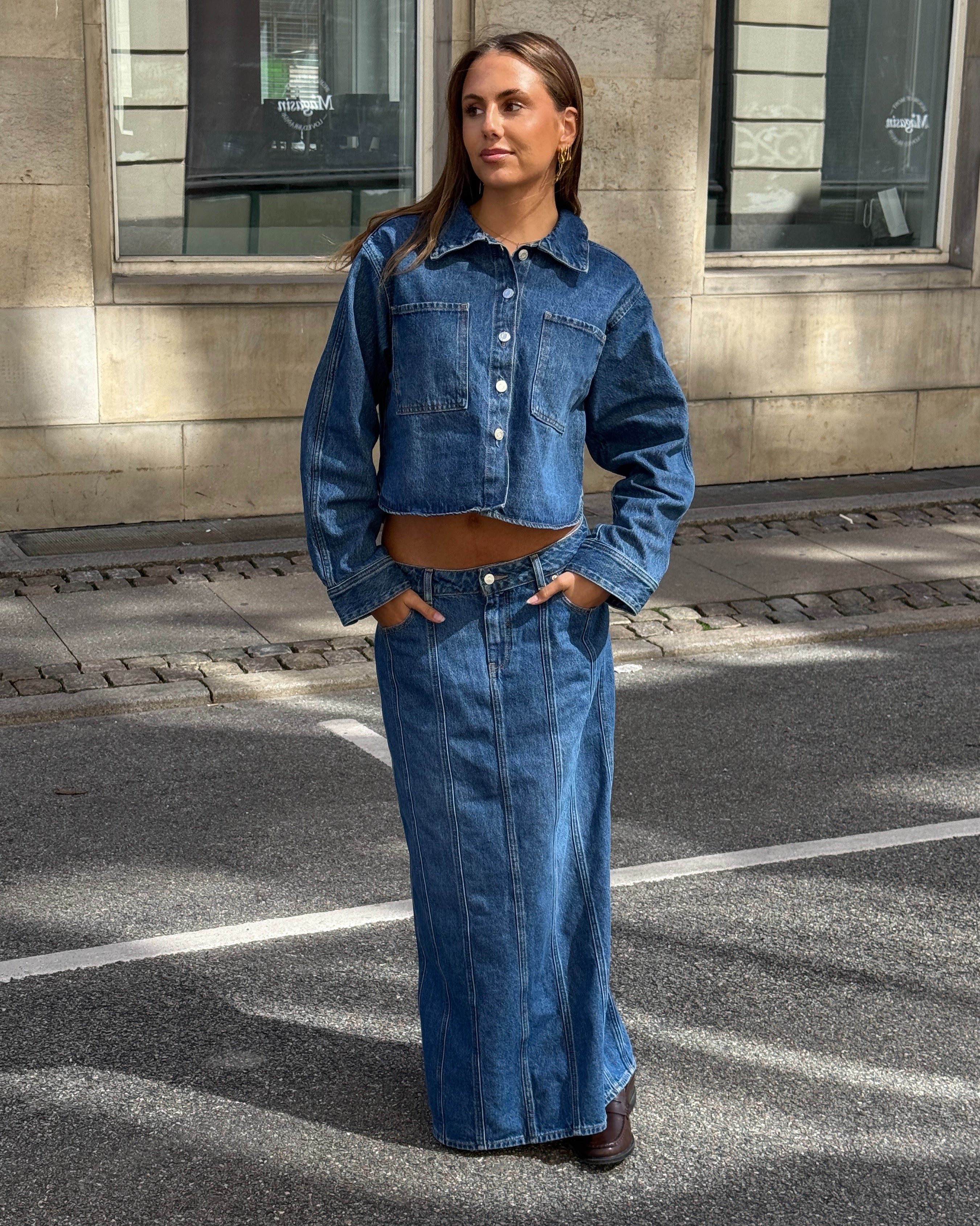 Modelbillede af CANA denim jakke, blå og CANA denim nederdel, blå. Fra BySofieSønderby