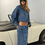 Modelbillede af CANA denim jakke, blå og CANA denim nederdel, blå. Fra BySofieSønderby