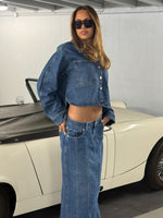 Modelbillede af CANA denim jakke, blå og CANA denim nederdel, blå. Fra BySofieSønderby