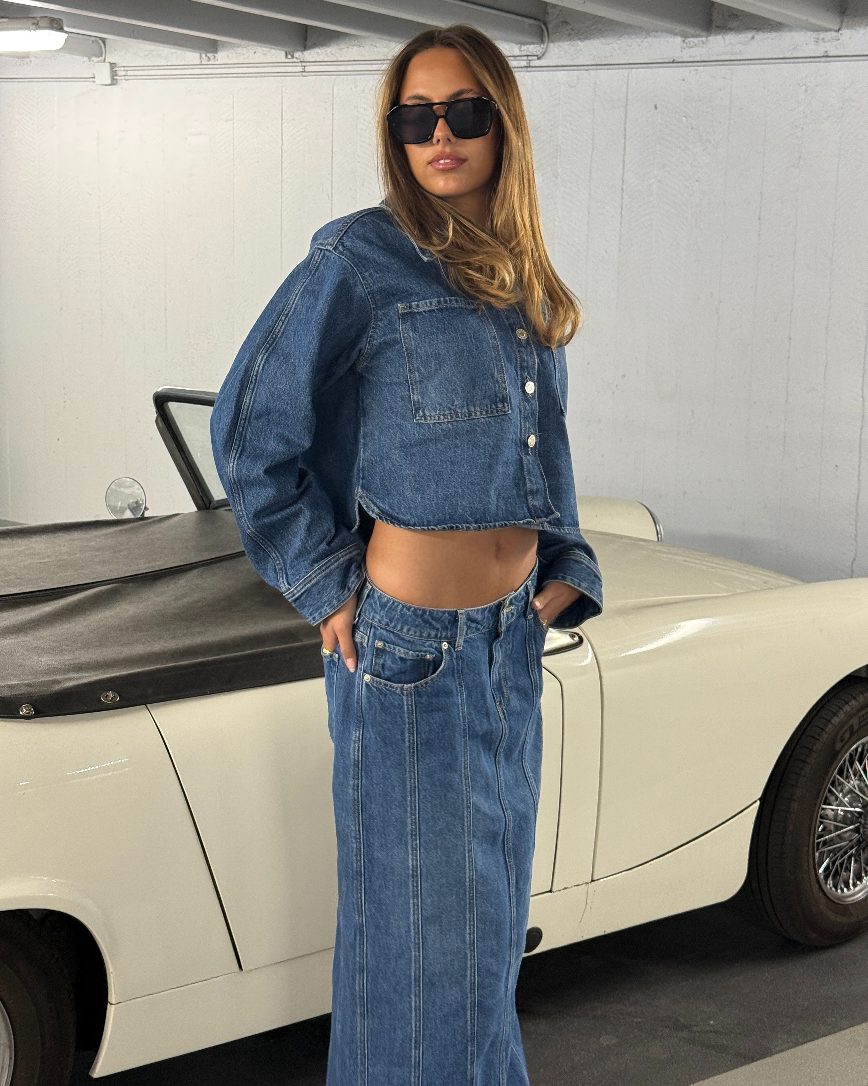 Modelbillede af CANA denim jakke, blå og CANA denim nederdel, blå. Fra BySofieSønderby