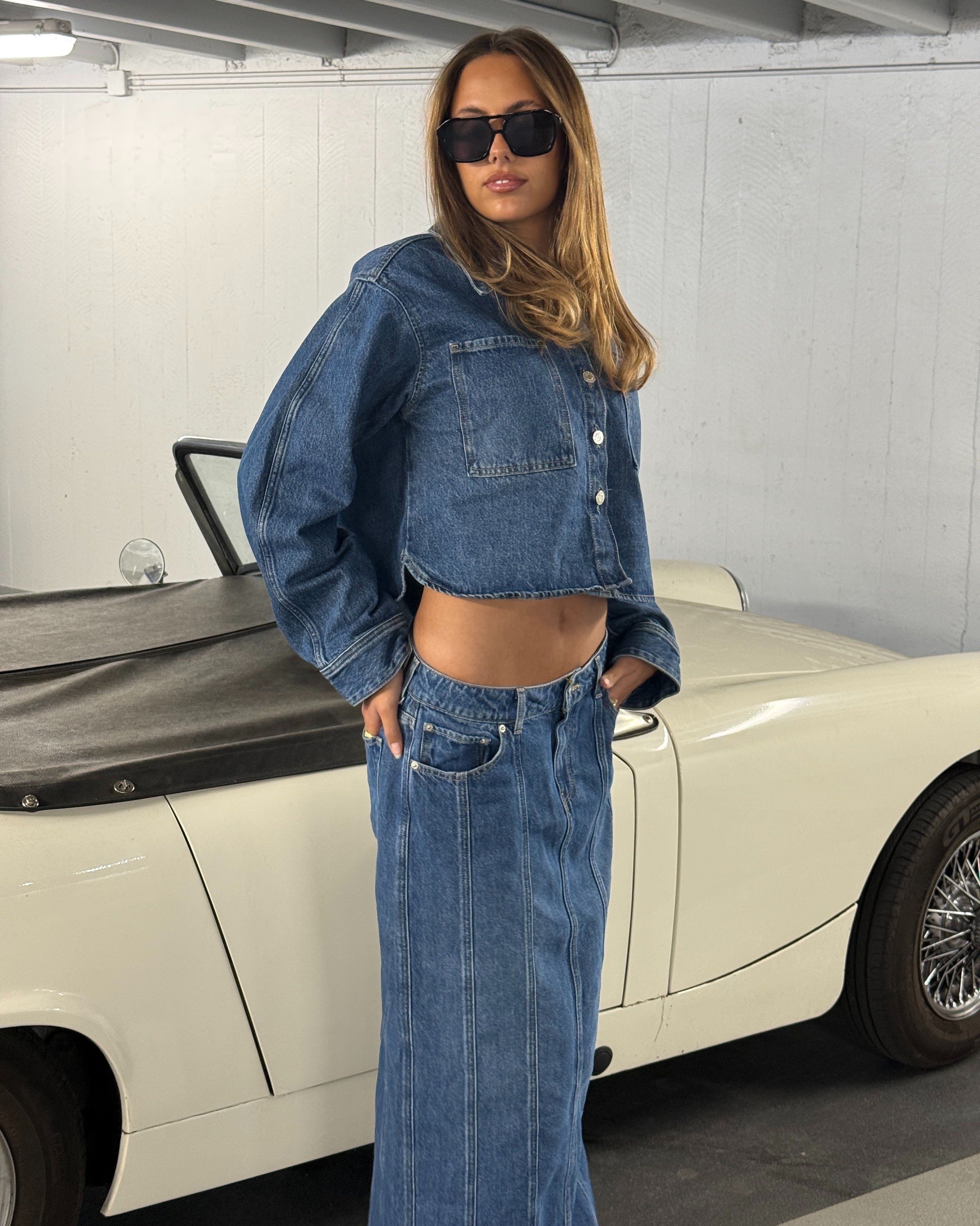 Modelbillede af CANA denim jakke, blå og CANA denim nederdel, blå. Fra BySofieSønderby