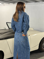 Modelbillede af CANA denim jakke, blå og CANA denim nederdel, blå. Fra BySofieSønderby